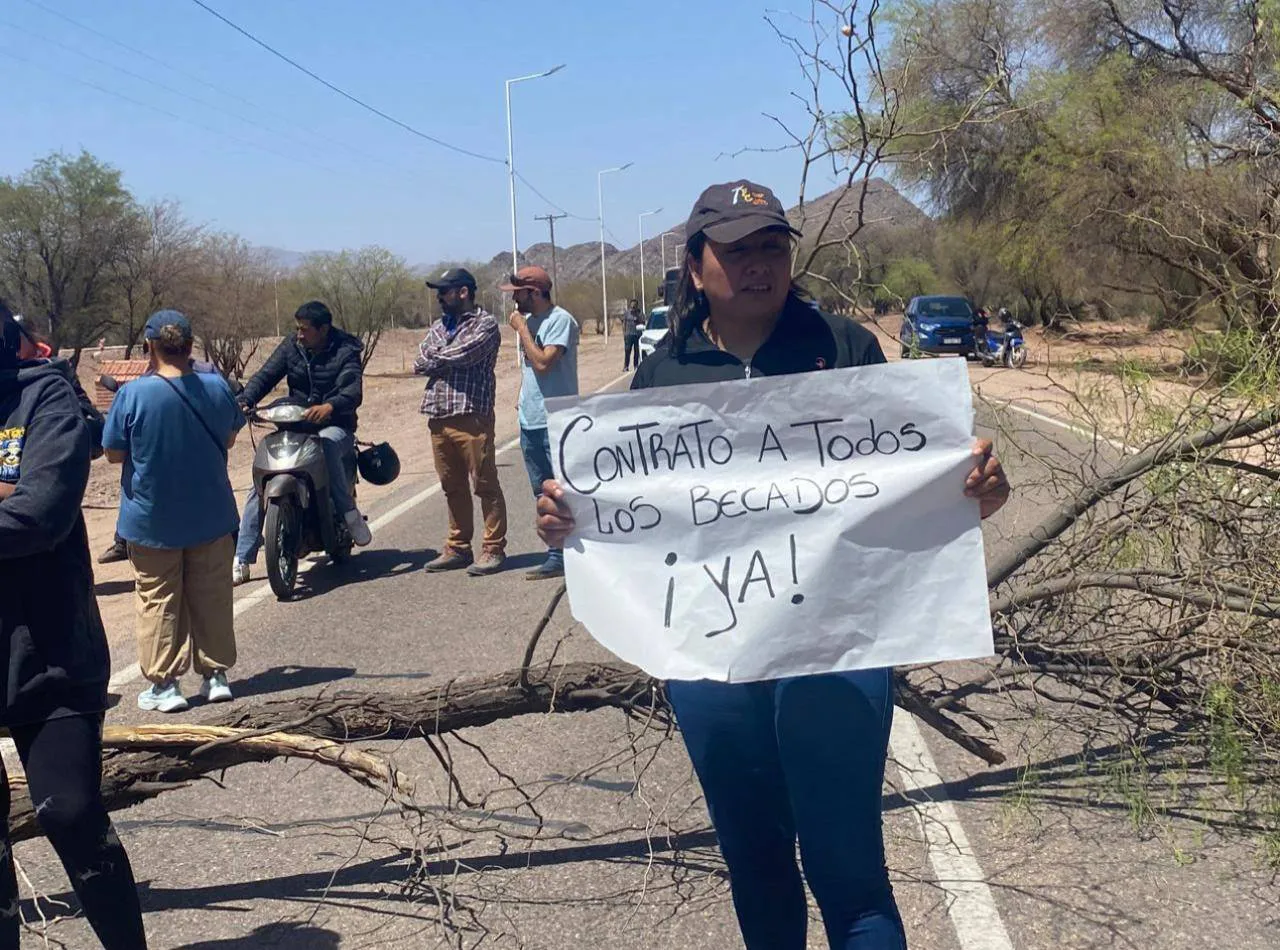 Corte de Ruta en Tinogasta - 01