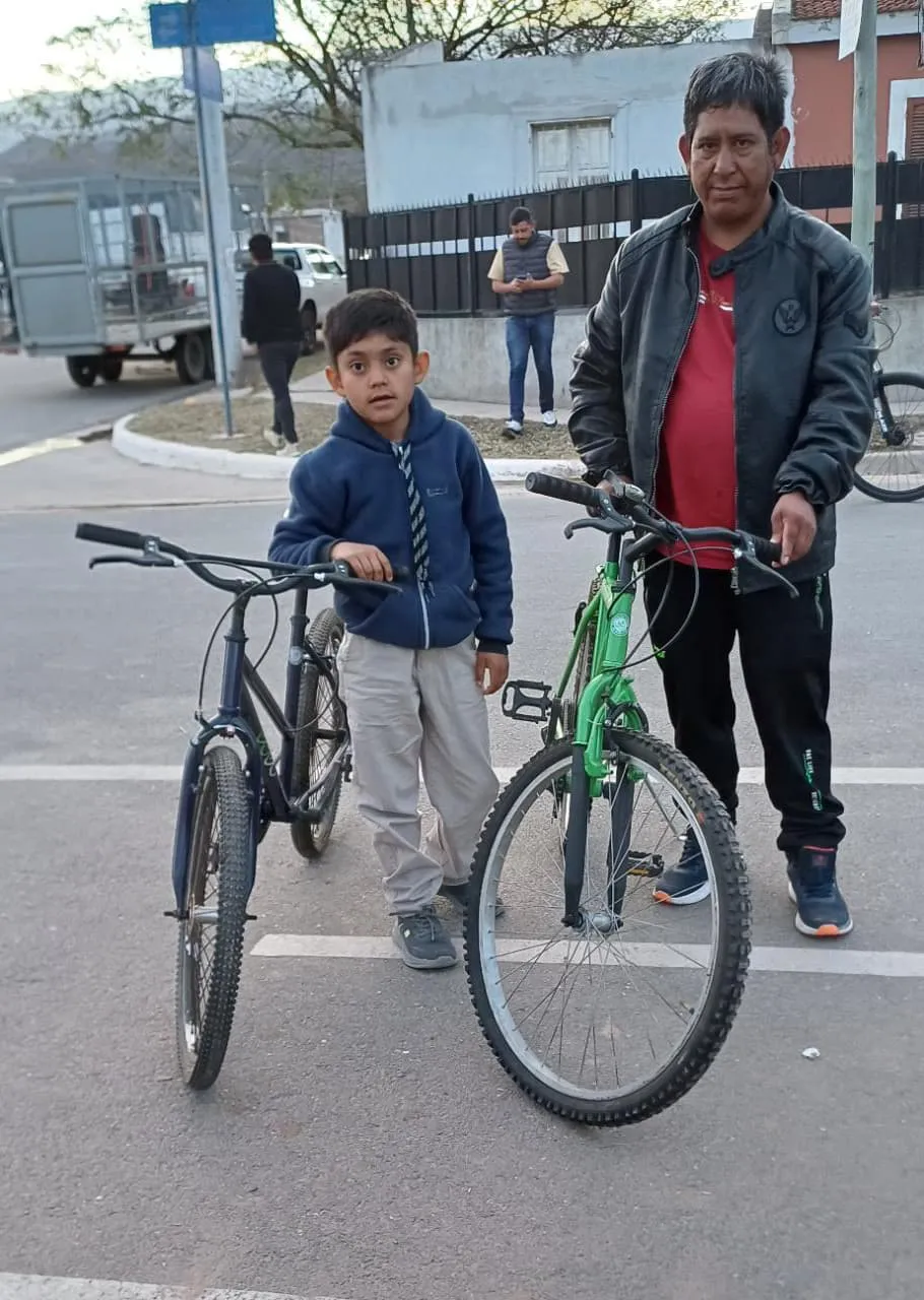 Entrega de bicicleta a David y su hijo - 01