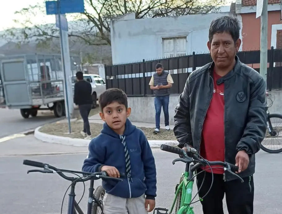 Entrega de bicicleta a David y su hijo - 06