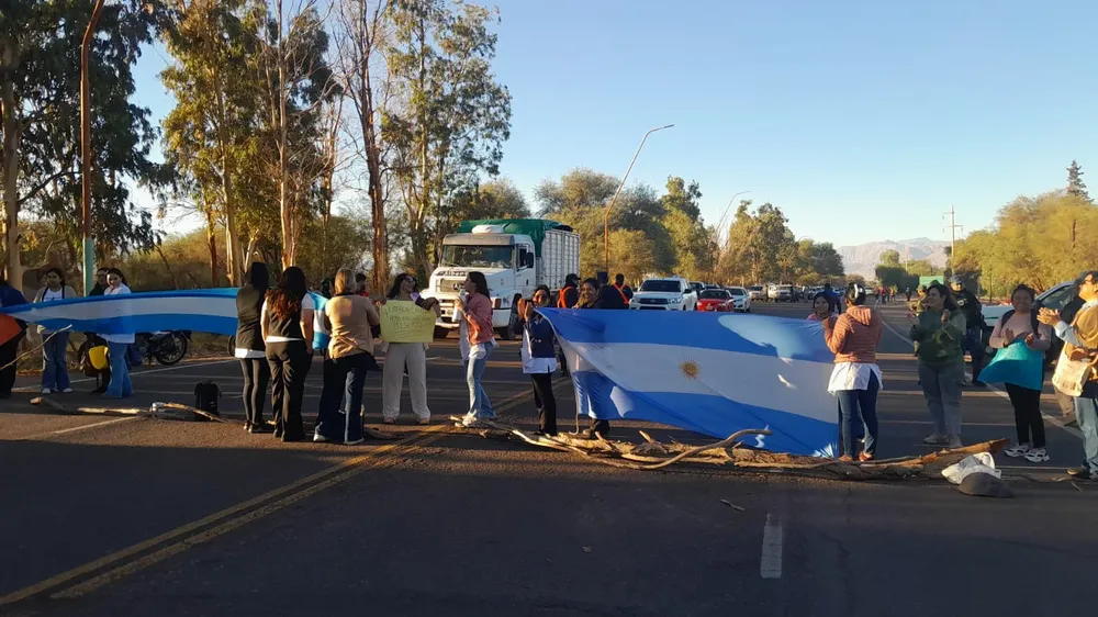 Corte de Ruta Docente Fiambala - 02