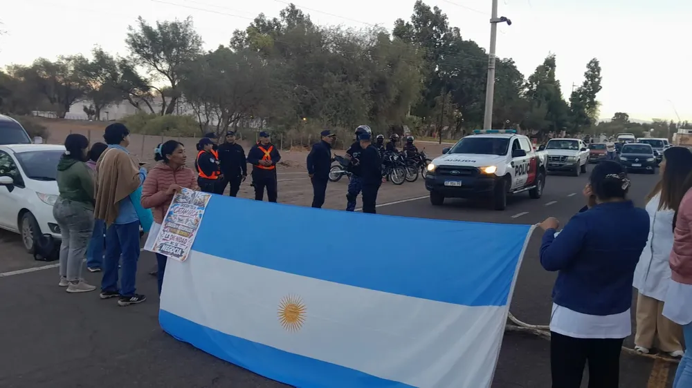 Corte de Ruta Docente Fiambala - 01