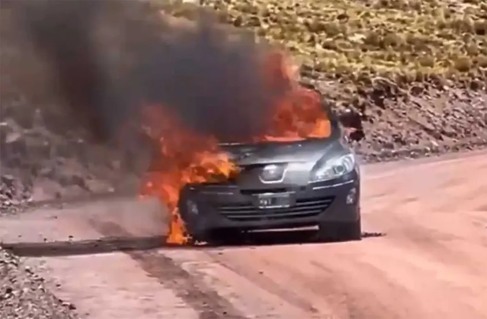 Auto Incendiado - 01