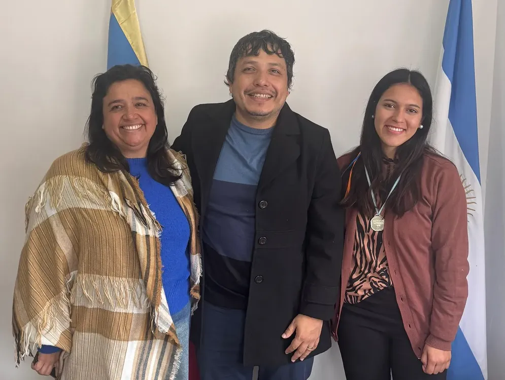 Noblega con jugadoras de Hockey - 02