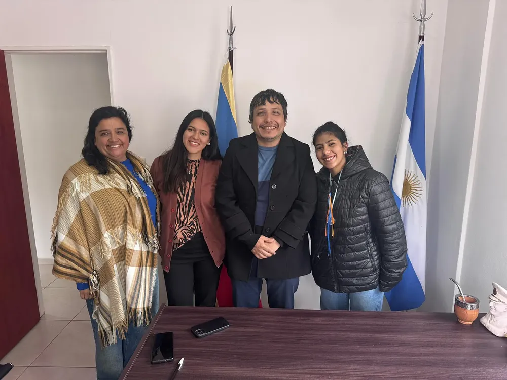 Noblega con jugadoras de Hockey - 01